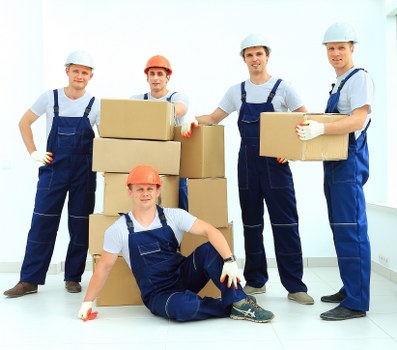 Packing and transport support for household belongings with a removals van